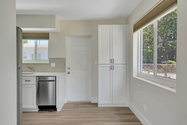 875 NE 39th St, Oakland Park, FL 33334