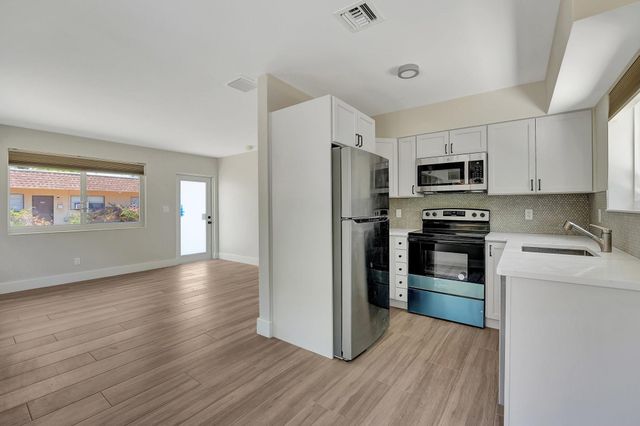 875 NE 39th St, Oakland Park, FL 33334