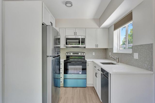 875 NE 39th St, Oakland Park, FL 33334