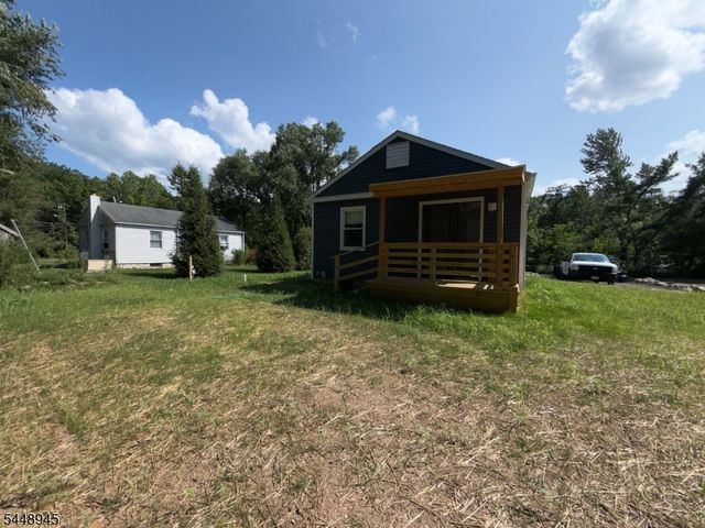 6 Maple Ln, Hampton Boro, NJ 08827