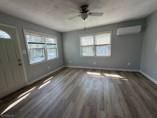 6 Maple Ln, Hampton Boro, NJ 08827