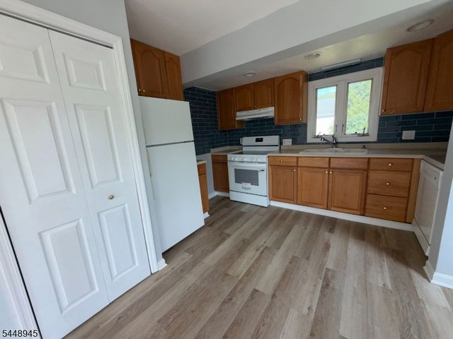 6 Maple Ln, Hampton Boro, NJ 08827