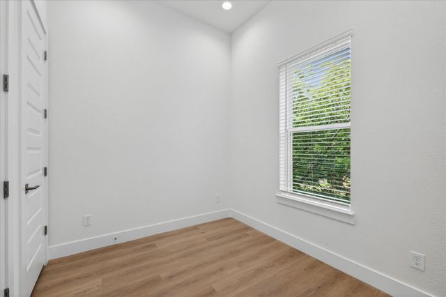 2925 Spruce Valley Lane 402, Dallas, TX 75233
