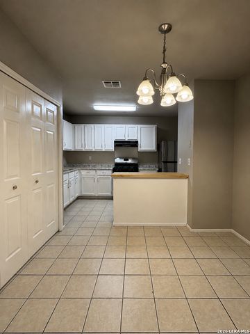 8023 LAUREL BND, San Antonio, TX 78250