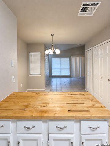 8023 LAUREL BND, San Antonio, TX 78250