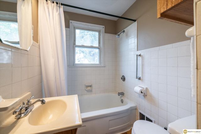 7928 Park Drive, Ralston, NE 68127