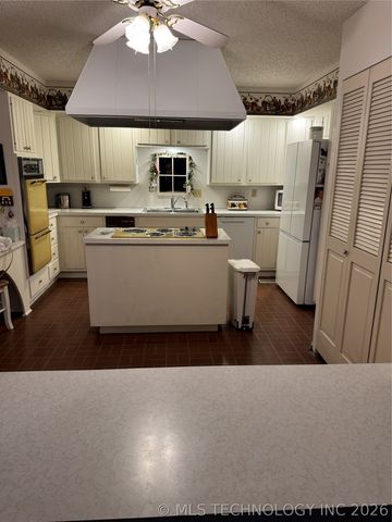 1545 PECAN Place, Bartlesville, OK 74003