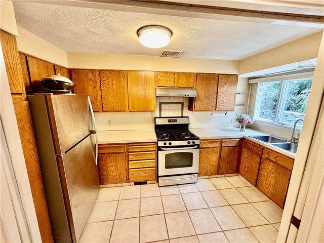 83 Arbor Drive 35A, Providence, RI 02908