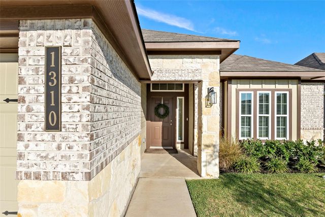 1310 Kingsgate Drive, Bryan, TX 77807