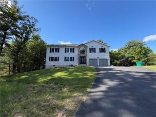 135 Tannenbaum Way, Pocono Twp, PA 18332