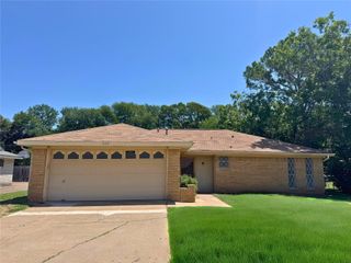 203 Faye Street, Lacy Lakeview, TX 76705