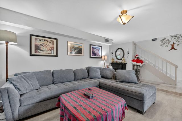 209 Wimbledon Lake Dr 209, Plantation, FL 33324