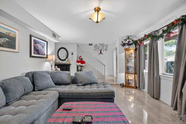 209 Wimbledon Lake Dr 209, Plantation, FL 33324