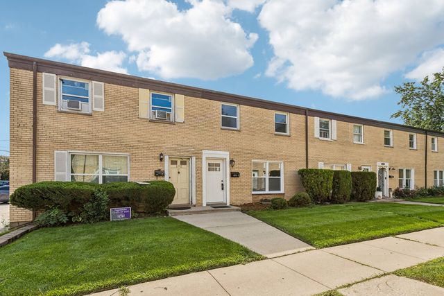 852 Colonial Drive E, Wheeling, IL 60090