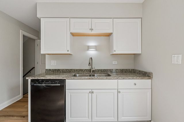 852 Colonial Drive E, Wheeling, IL 60090