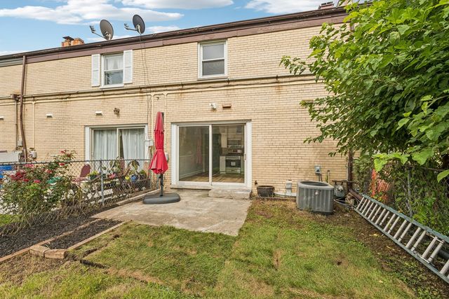 852 Colonial Drive E, Wheeling, IL 60090
