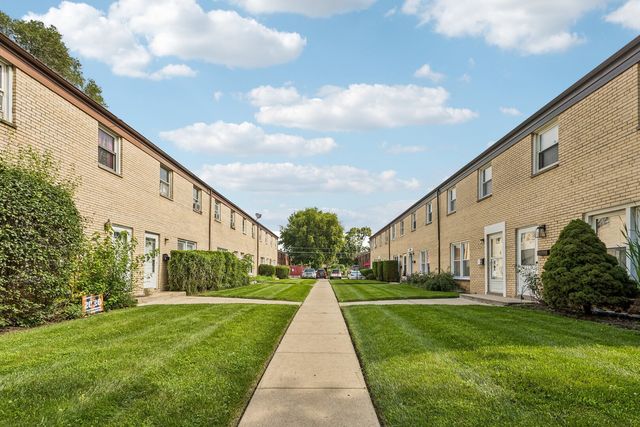 852 Colonial Drive E, Wheeling, IL 60090