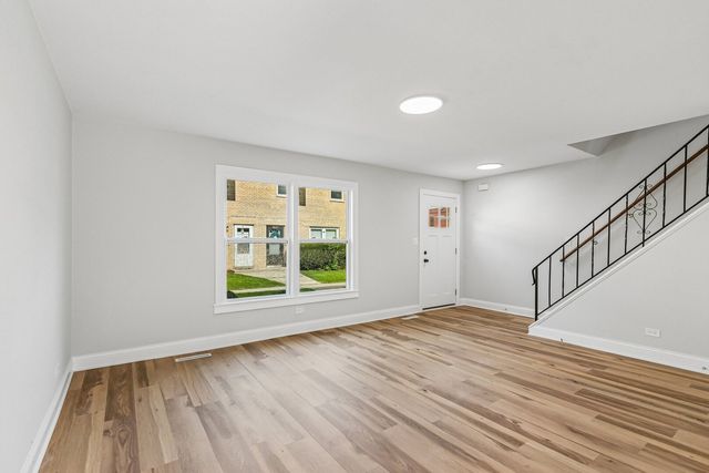 852 Colonial Drive E, Wheeling, IL 60090