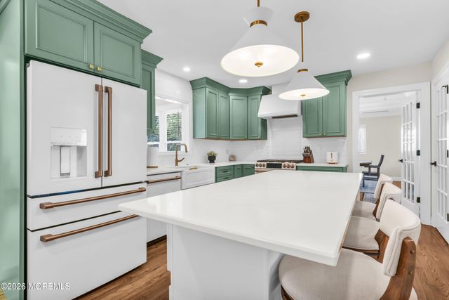 11 Forest Drive, Middletown, NJ 07748