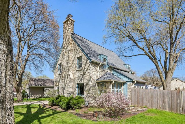 709 N Cumberland DRIVE, Waukesha, WI 53188
