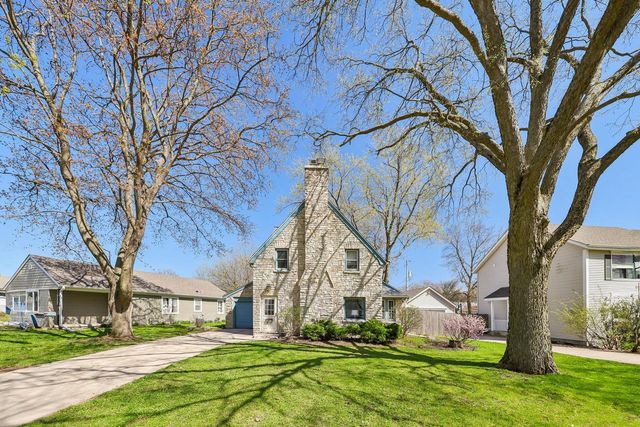 709 N Cumberland DRIVE, Waukesha, WI 53188