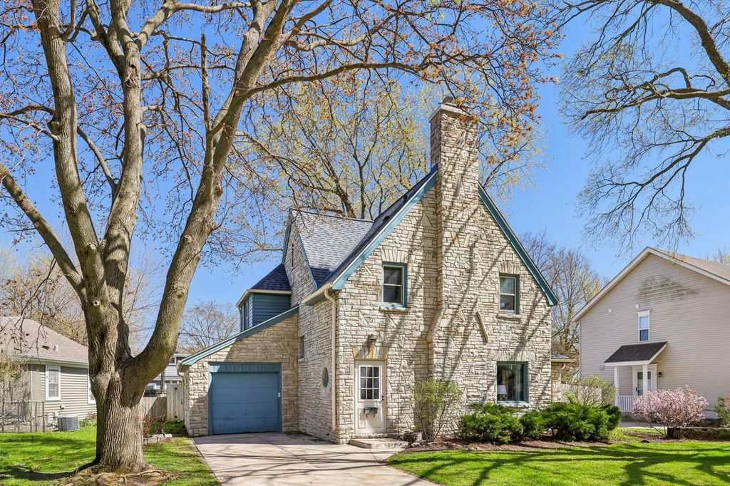 709 N Cumberland DRIVE, Waukesha, WI 53188