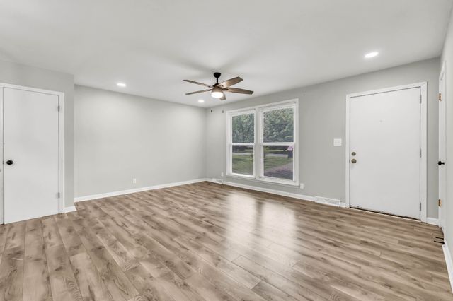 210 Maplewood Dr, Clarksville, TN 37042