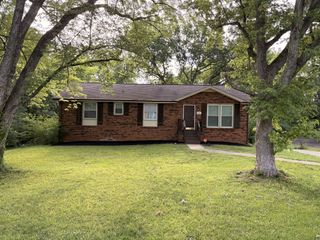 210 Maplewood Dr, Clarksville, TN 37042