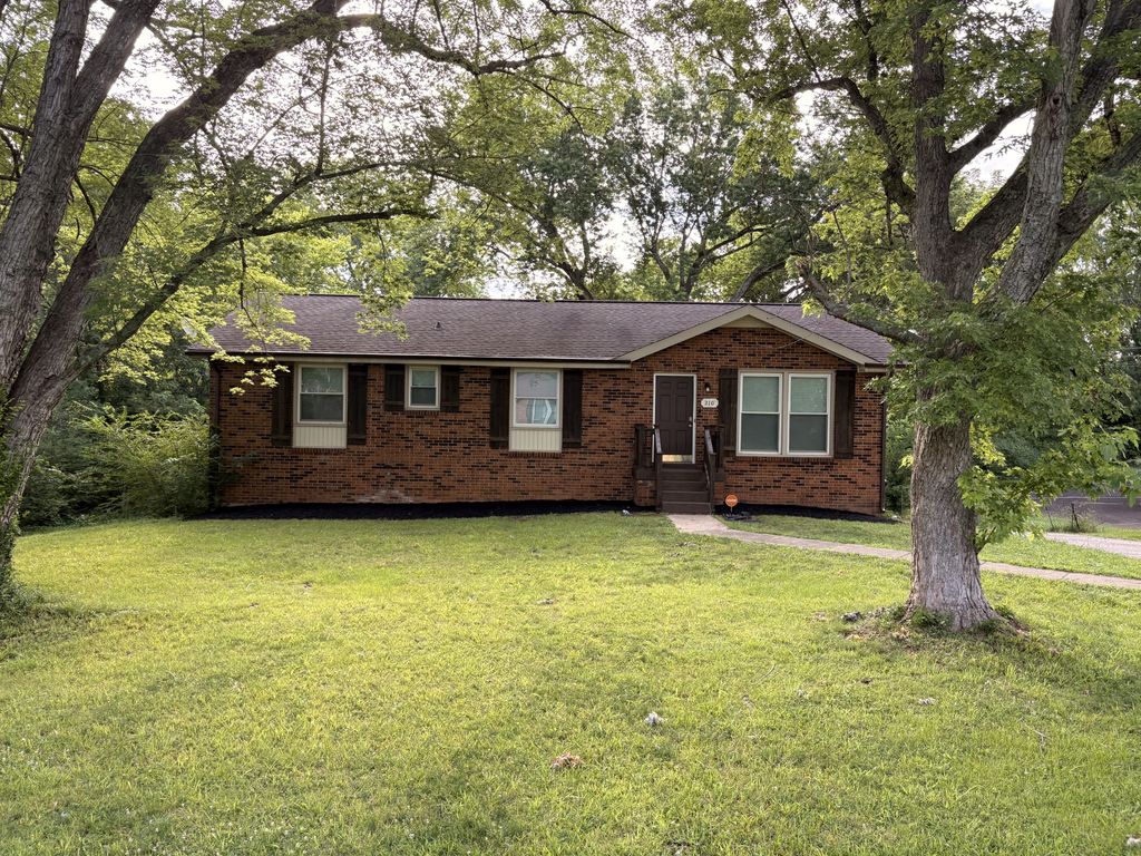 210 Maplewood Dr, Clarksville, TN 37042