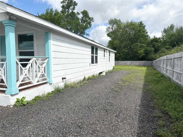 300 Longstreet Road, Willis, TX 77378