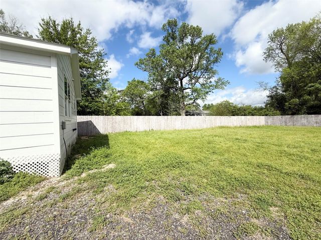 300 Longstreet Road, Willis, TX 77378