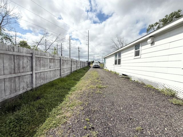 300 Longstreet Road, Willis, TX 77378