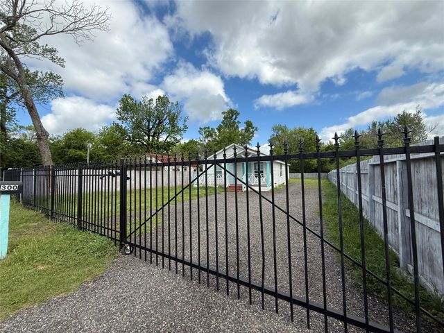 300 Longstreet Road, Willis, TX 77378