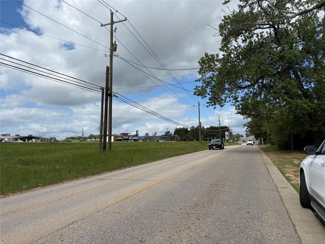 300 Longstreet Road, Willis, TX 77378