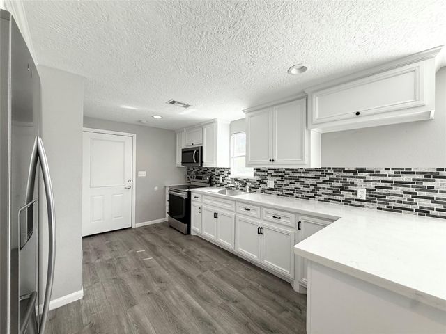 300 Longstreet Road, Willis, TX 77378