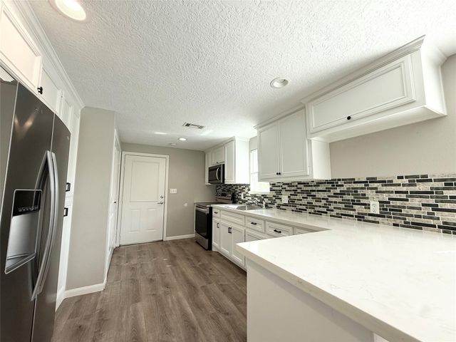 300 Longstreet Road, Willis, TX 77378