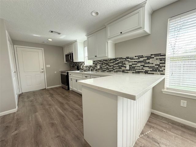 300 Longstreet Road, Willis, TX 77378