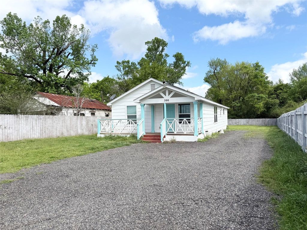 300 Longstreet Road, Willis, TX 77378