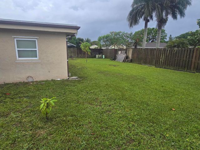 4941 N Marbella Rd N, West Palm Beach, FL 33417