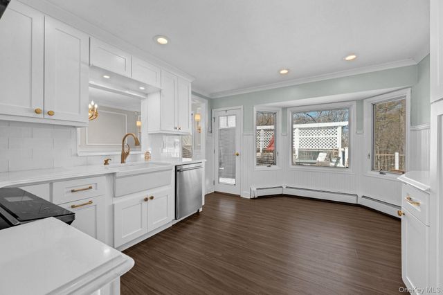 3 Glen Way, Cold Spring Harbor, NY 11724