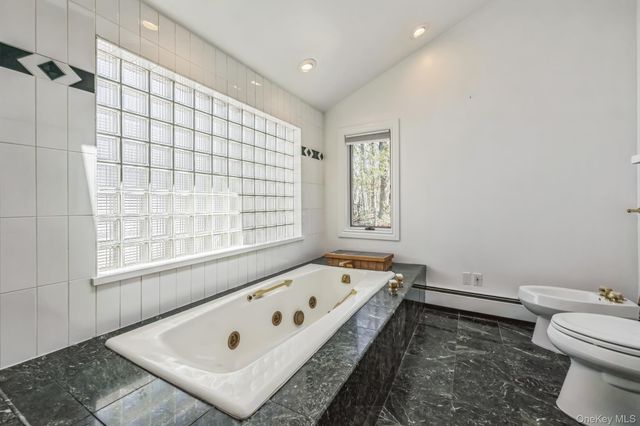 3 Glen Way, Cold Spring Harbor, NY 11724