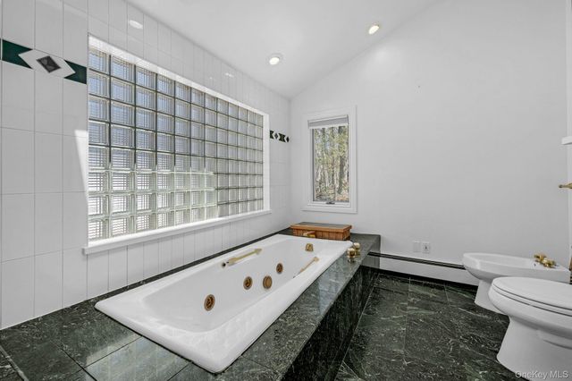 3 Glen Way, Cold Spring Harbor, NY 11724