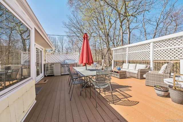 3 Glen Way, Cold Spring Harbor, NY 11724