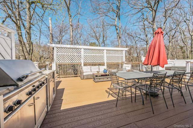 3 Glen Way, Cold Spring Harbor, NY 11724