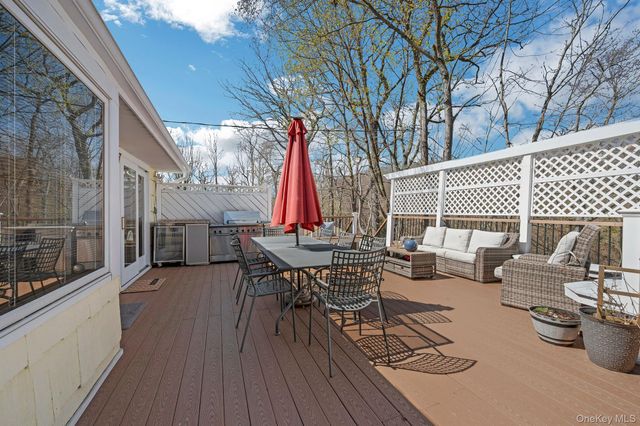 3 Glen Way, Cold Spring Harbor, NY 11724