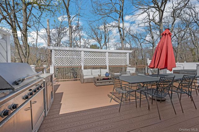 3 Glen Way, Cold Spring Harbor, NY 11724