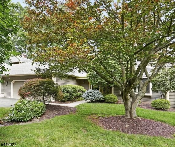 39 Hunters Circle, Tewksbury Twp., NJ 08833