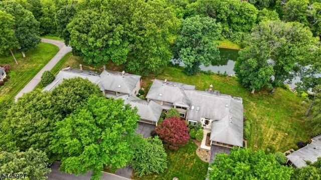 39 Hunters Circle, Tewksbury Twp., NJ 08833