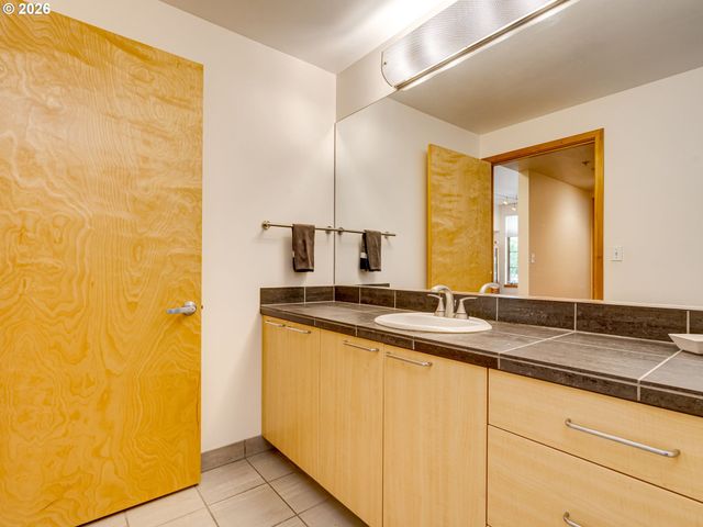 726 Nw 11TH Ave 104, Portland, OR 97209