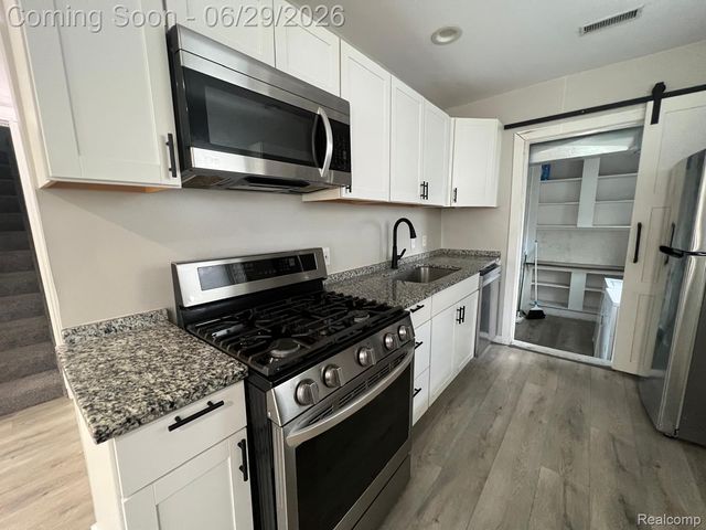5694 Robindale Avenue, Dearborn Heights, MI 48127